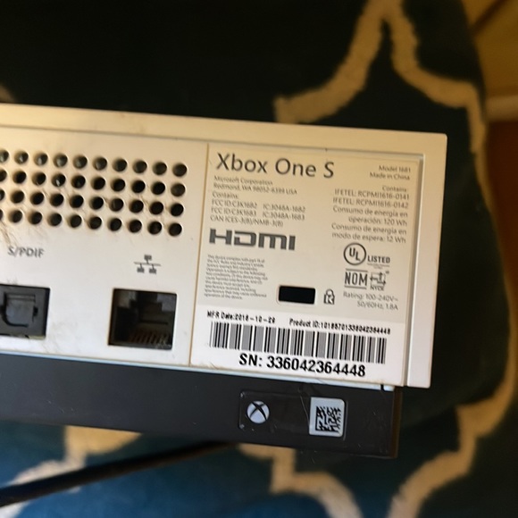 XBox One S - Picture 2 of 2